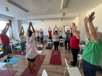 aktivni seniori joga s johankou